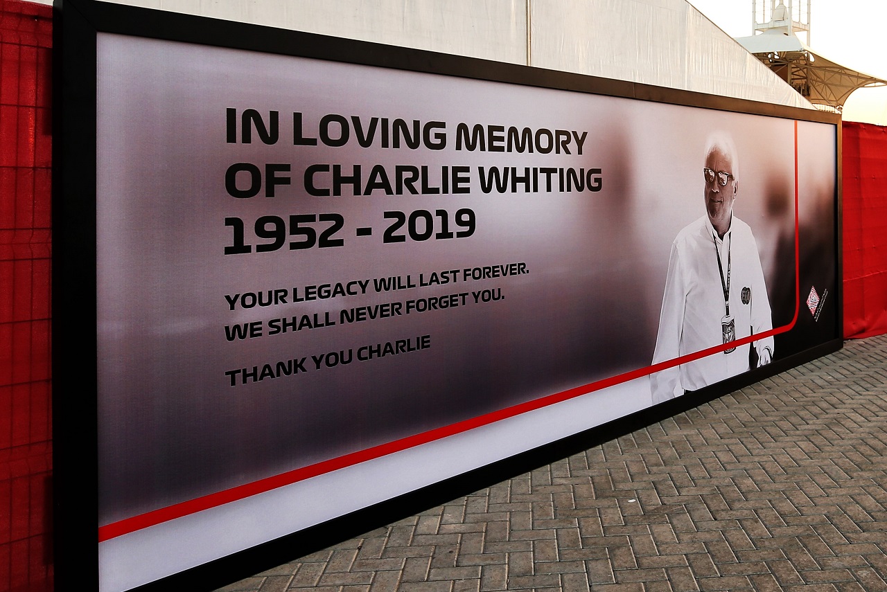 2019年F1第2戦バーレーンGP　パドックに飾られた故チャーリー・ホワイティングへのメッセージ