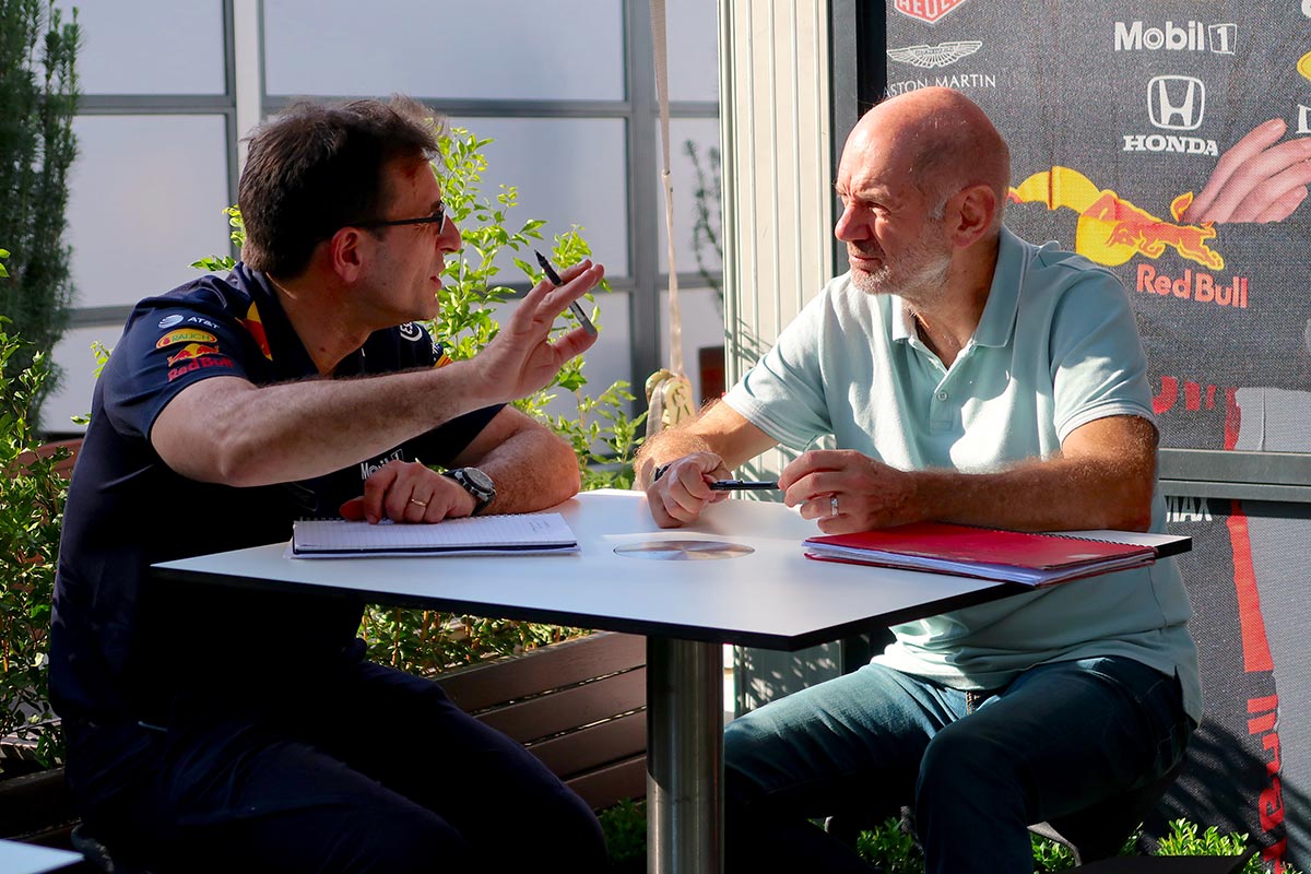 木曜日のレッドブルのホスピタリティハウスの前でピエール・ワシェと真剣に話し込むエイドリアン・ニューウェイ