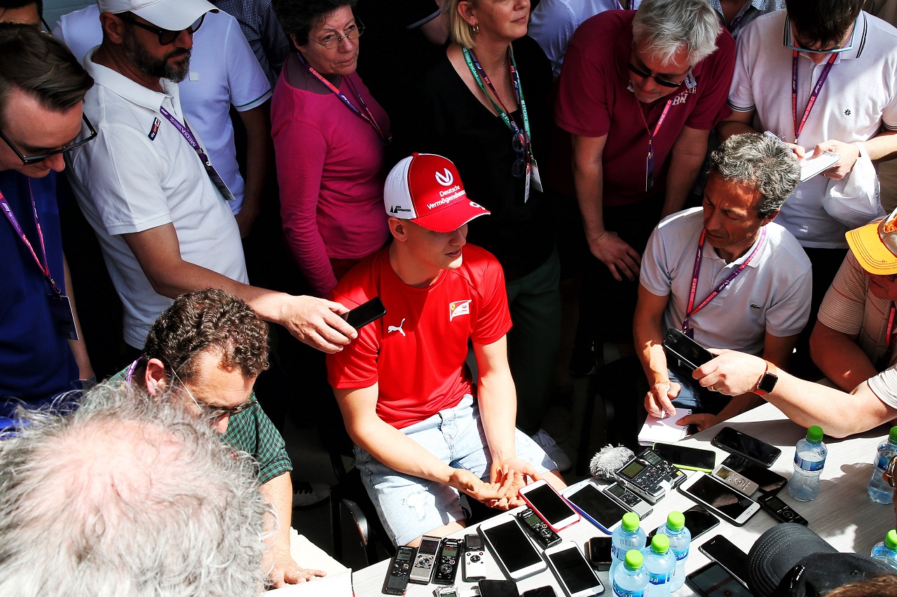 2019年F1第2戦バーレーン　メディアの取材にこたえるミック・シューマッハー