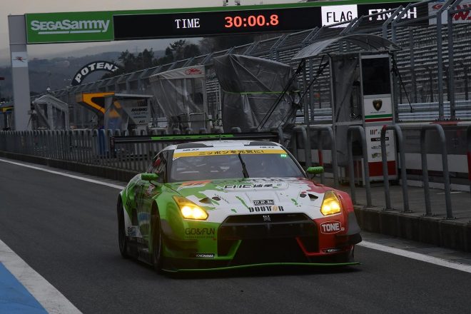 スポーツ走行の時間を使って複数台のGT300車両が走行した