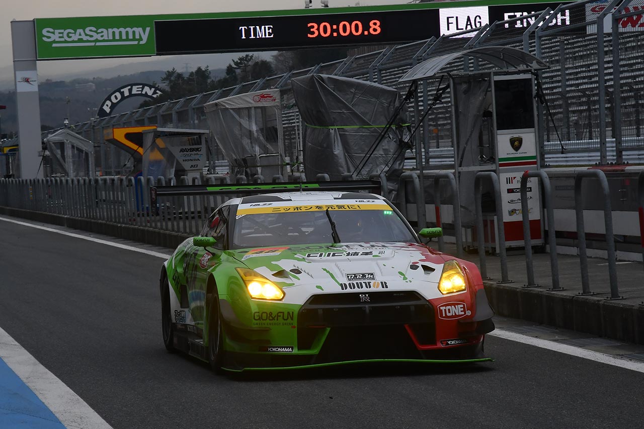 スポーツ走行の時間を使って複数台のGT300車両が走行した