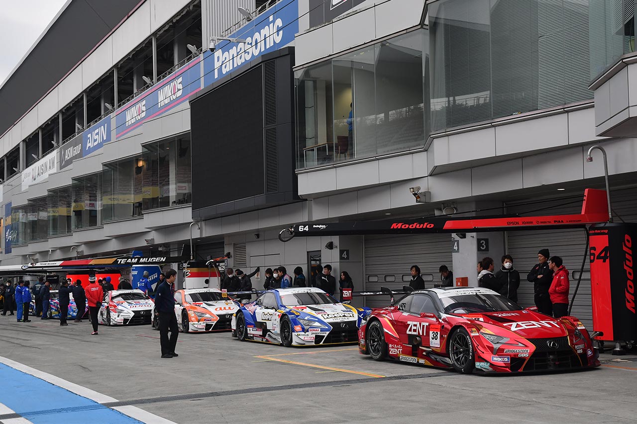 撮影を待つレクサスLC500