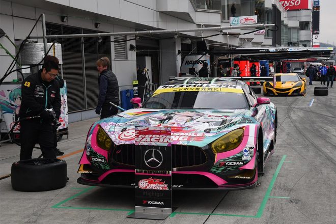 グッドスマイル 初音ミク AMGは、マシンの写真が描かれたユニークなストップボードを持ち込んだ。