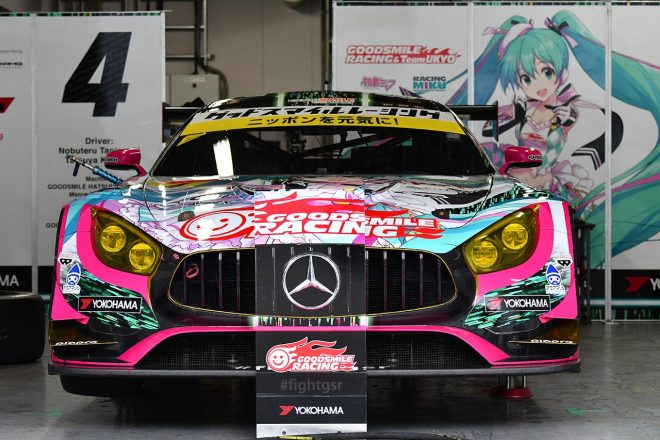 グッドスマイル 初音ミク AMGは、マシンの写真が描かれたユニークなストップボードを持ち込んだ。