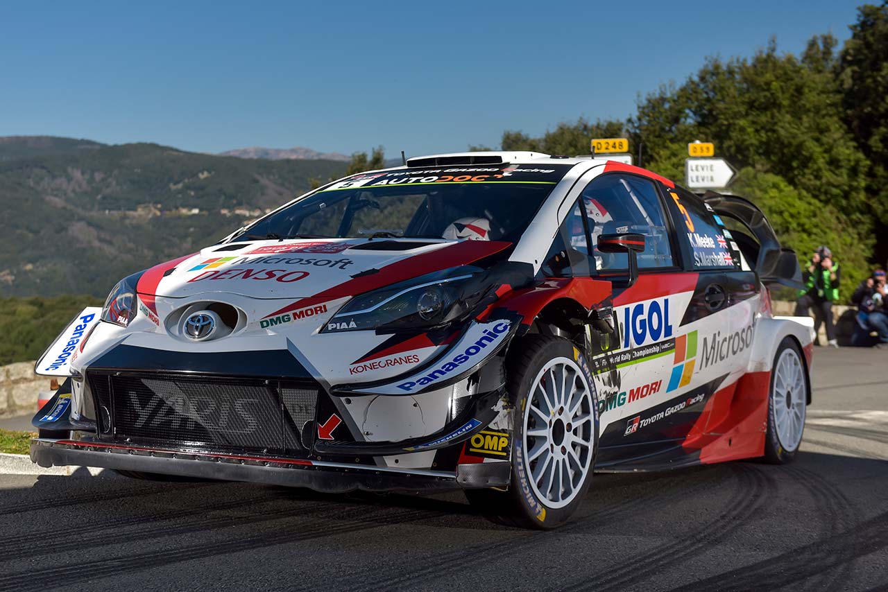 クリス・ミークのドライブするトヨタ・ヤリスWRC。左フロントにはSS1で起きた負ったダメージの痕跡が残る