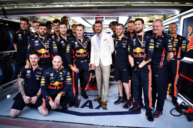 デビット・ベッカムがレッドブルのガレージで記念撮影