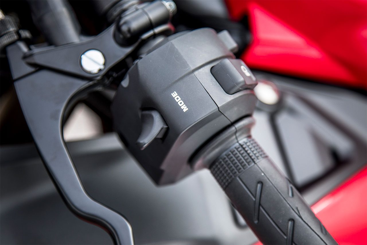 通常ならパッシングライト用に位置するスイッチは各種モード変更に使用 250ccクラスでも豪華絢爛 走行性能もワンランク上なホンダcbr250rr 市販車試乗レポートの画像 写真 Autosport Web