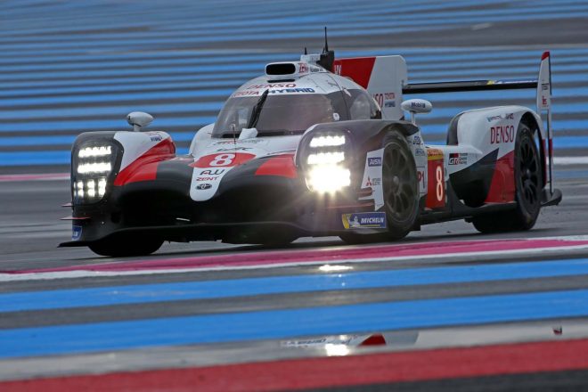 ローダウンフォース仕様のエアロでポール・リカールを走行する8号車トヨタTS050ハイブリッド／テスト初日