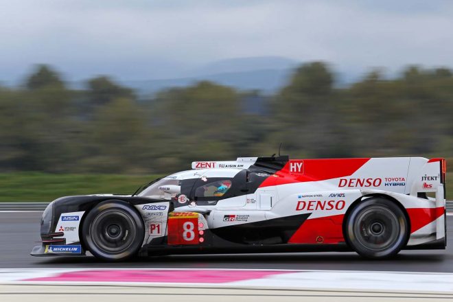 ローダウンフォース仕様のエアロでポール・リカールを走行する8号車トヨタTS050ハイブリッド／テスト初日