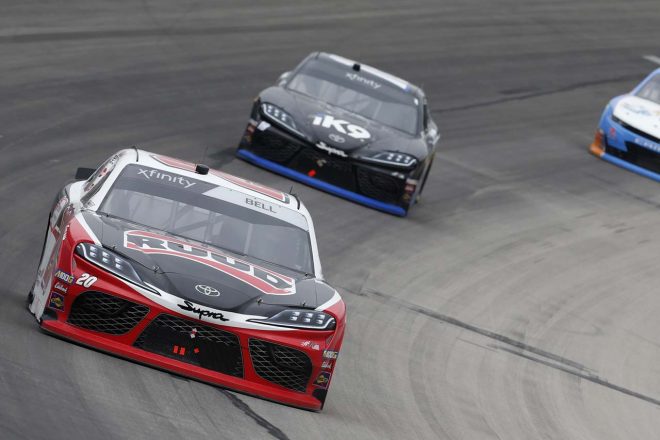 首位を争い3位でフィニッシュしたクリストファー・ベル(#20スープラ:前)と今季3勝目を挙げたカイル・ブッシュ(#18スープラ:後)