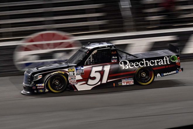 4連勝を飾ったカイル・ブッシュ(#51トヨタ・タンドラ)