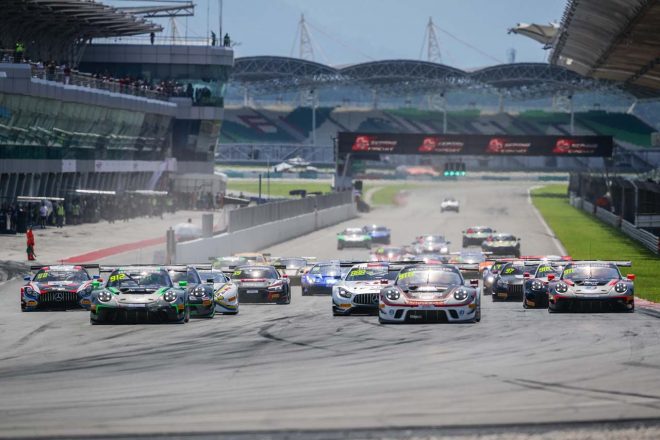 晴天の下で行われたレース2のスタートシーン