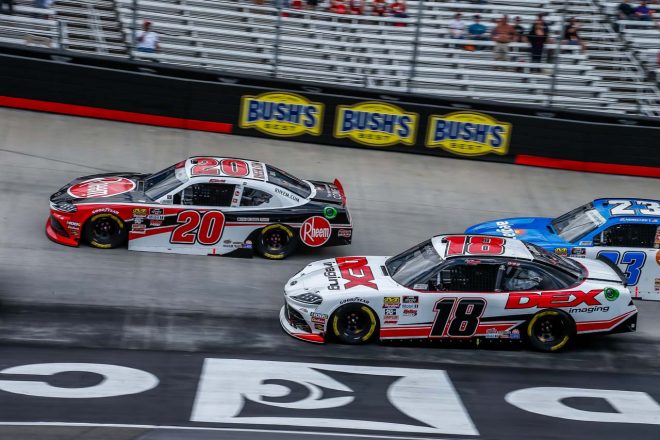 今季2勝目を挙げたクリストファー・ベル（＃20スープラ）とデビュー戦でトップ10フィニッシュを果たしたハリソン・バートン（＃18スープラ）