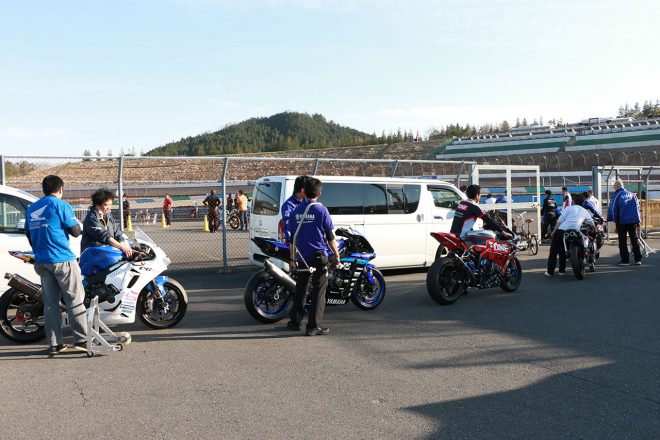 金曜日に行われたJSB1000クラスの車検の様子