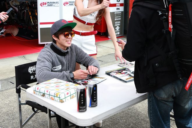 水野涼（MuSASHi RT HARC-PRO.Honda）もファンと一言かわしサインに応じる