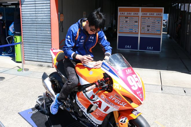 こちらはバイクに跨りサインをする生形秀之（エスパルスドリームレーシング・IAI）