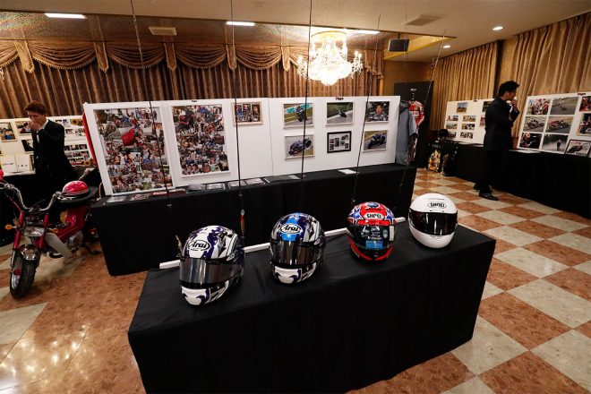 会場に飾られた近藤湧也のヘルメットや写真