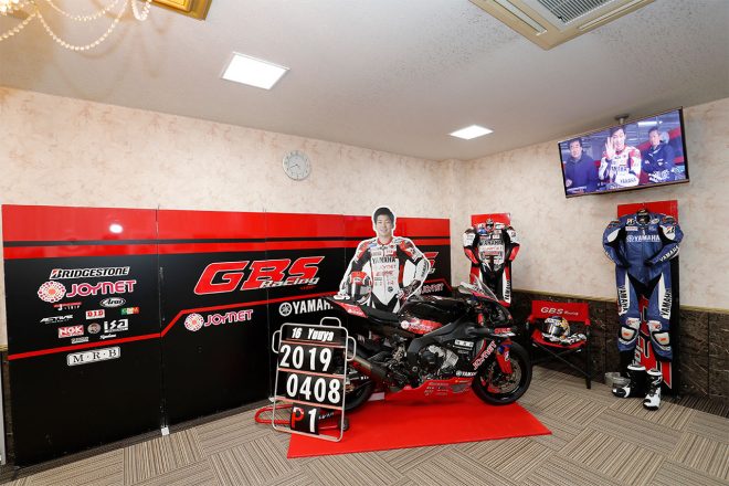 会場に飾られた近藤湧也のマシンとレーシングスーツ