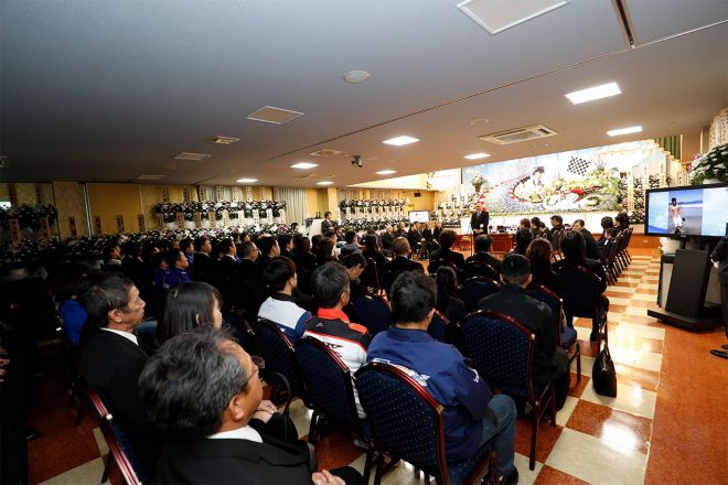 レース関係者はチームウエアで近藤湧也の葬儀に駆けつけた。
