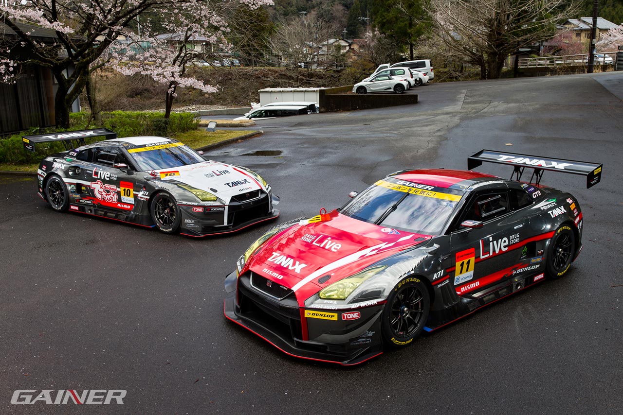 2019年のカラーリングをまとったGAINER TANAX triple a GT-R（左）、GAINER TANAX GT-R（右）
