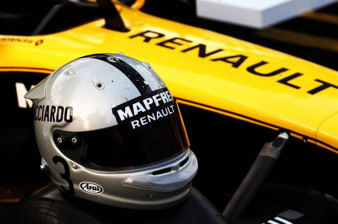 2019年F1第3戦中国GP　1000回目のF1開催記念特別ヘルメット　ダニエル・リカルド（ルノー）