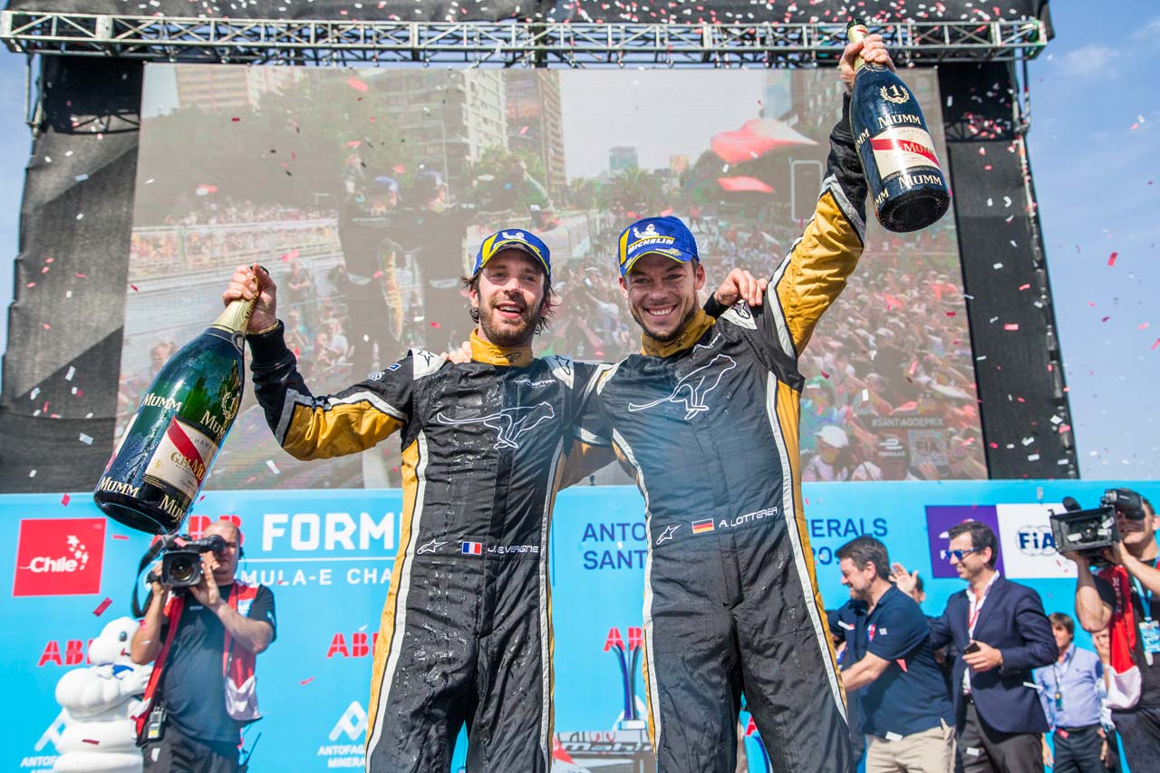 2017／18年シーズン第4戦サンティアゴE-Prixで史上初のワン・ツー・フィニッシュを飾ったジャン-エリック・ベルニュとアンドレ・ロッテラー