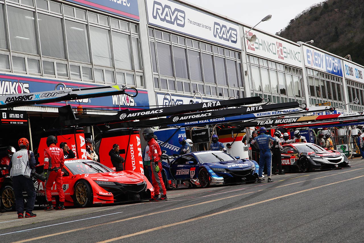コースインのタイミングをうかがうホンダNSX-GT／2019スーパーGT第1戦岡山