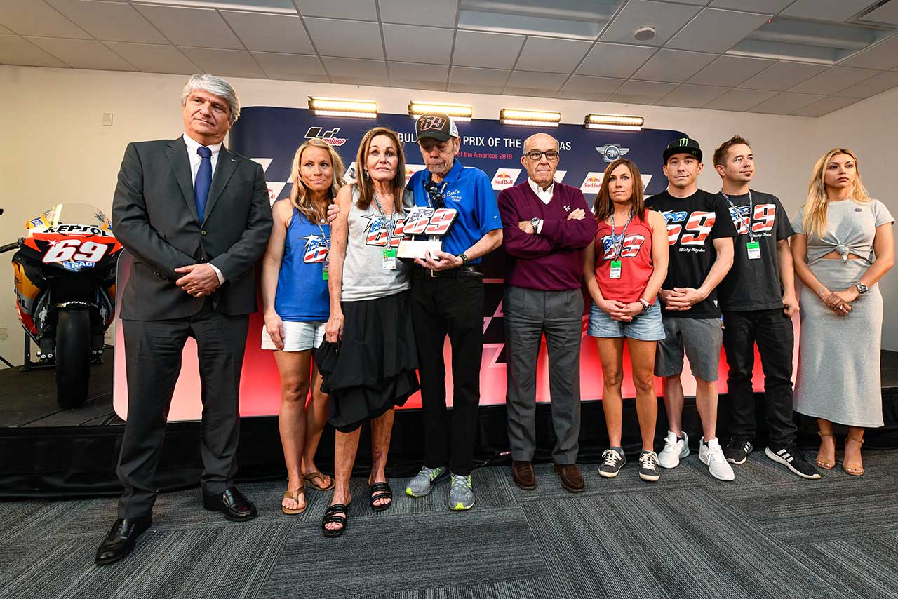 ヘイデン一家とドルナスポーツCEOのエスペレータ氏、FIM会長のビエガス氏