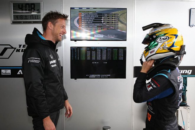 予選終了後、バトンは笑顔で山本尚貴を出迎えた