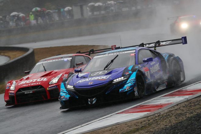 2度めのセーフティカー明けでMOTUL AUTECH GT-Rを交わしたRAYBRIG NSX-GT