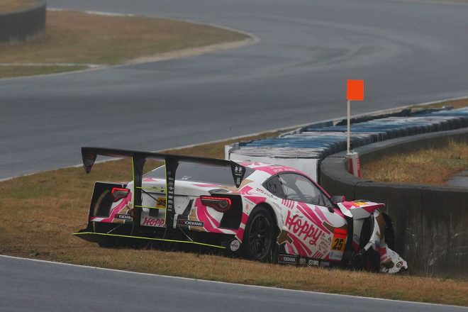 1コーナーでクラッシュしたHOPPY 86 MC