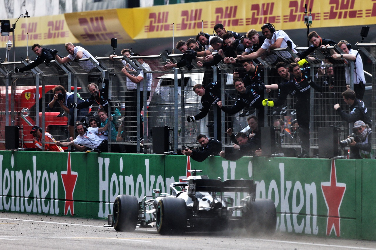 2019年F1第3戦中国GP　ルイス・ハミルトン（メルセデス）の勝利を祝うチーム
