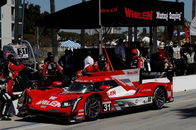 右フロントタイヤがきちんとはまらないままピットアウトしてしまった31号車キャデラックDPi-V.R