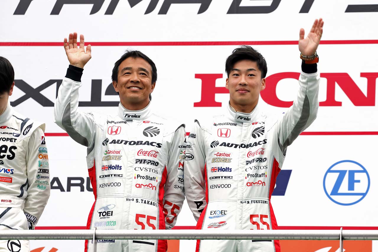 GT300クラス2位となった高木真一（左）と福住仁嶺（右）