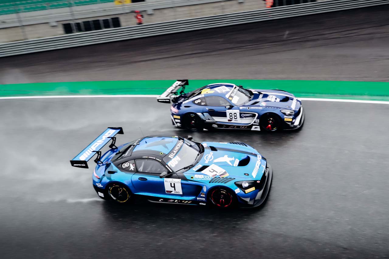 メルセデスAMG・チームAKKA ASPの88号車メルセデスAMG GT3とブラックファルコンの4号車メルセデスAMG GT3