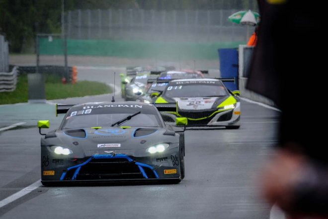 中盤戦に見せ場を作ったRモータースポーツの76号車アストンマーティン・バンテージGT3