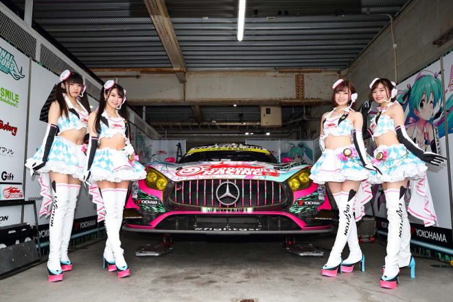 サーキットを彩るGOODSMILE RACING ＆ TeamUKYO レースクイーン