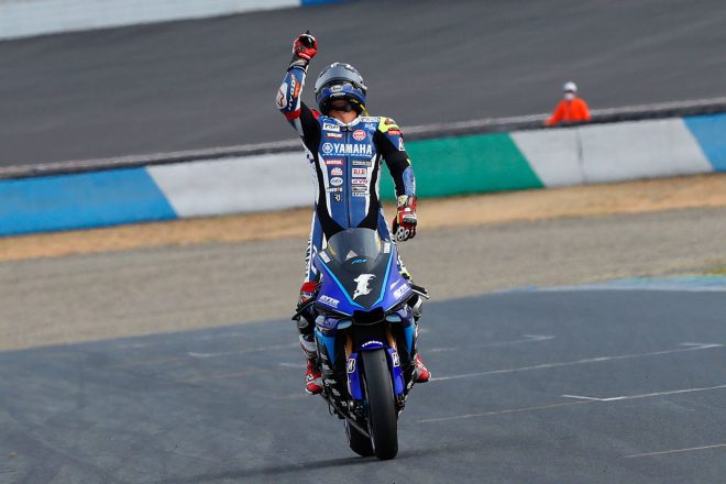 チェッカーを受け何度も拳を振り上げ喜びを表した中須賀克行