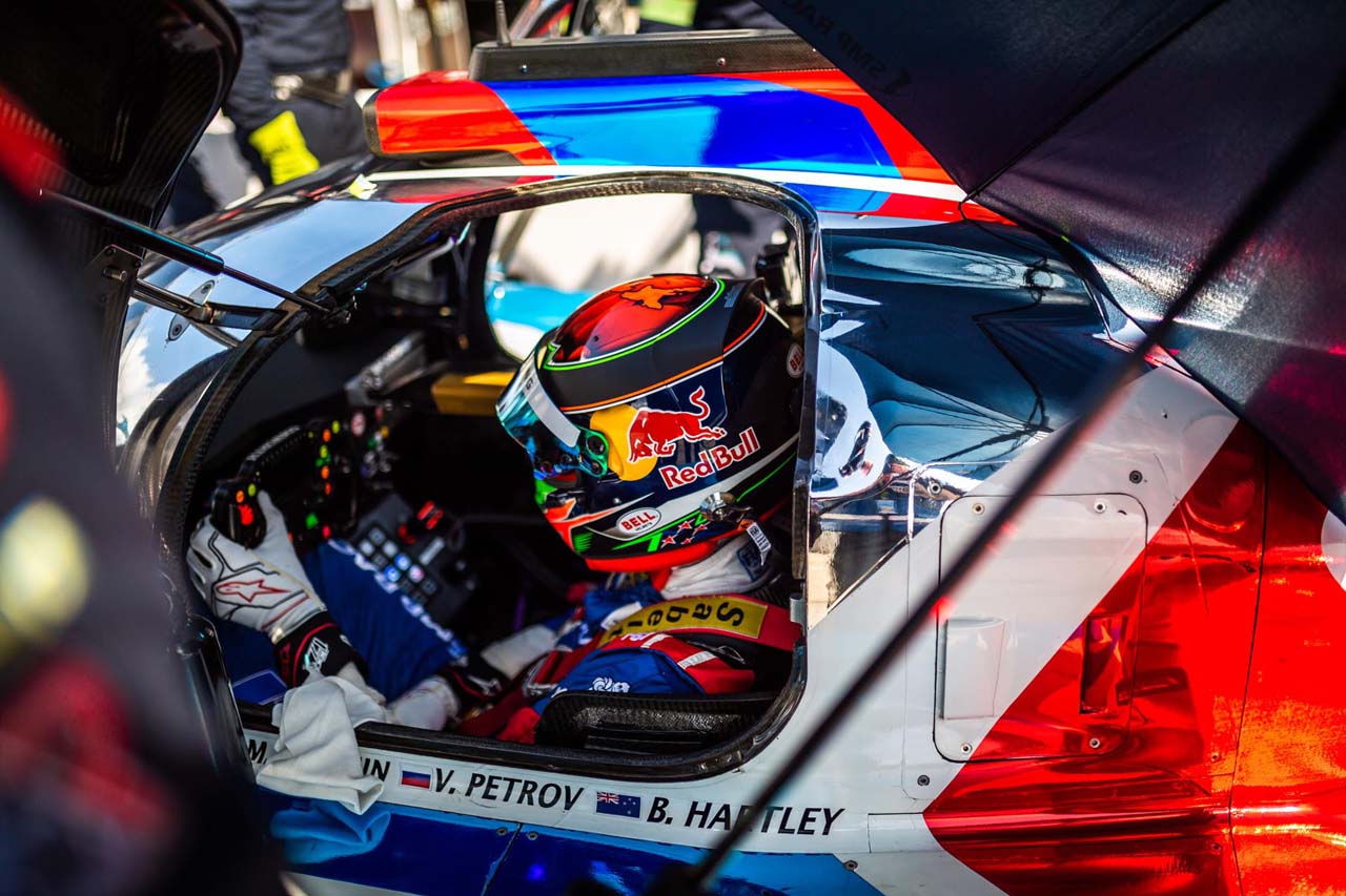 SMPレーシングの11号車BRエンジニアリングBR1・AERに乗り込んだブレンドン・ハートレー