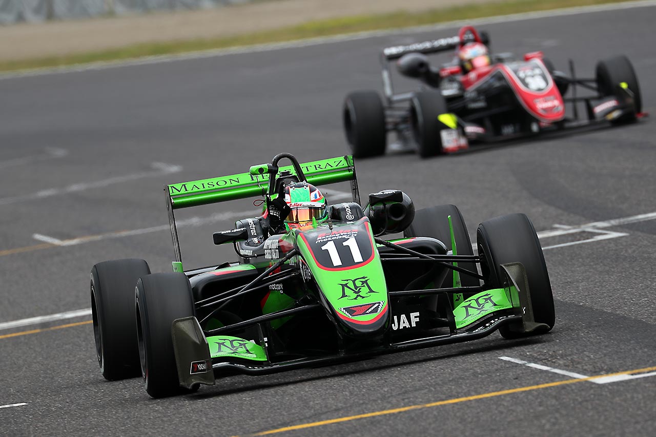 全日本F3選手権第1戦鈴鹿を制し、ガッツポーズでチェッカーを受けるサッシャ・フェネストラズ