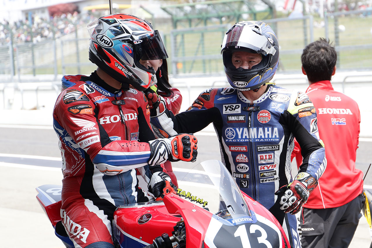 パルクフェルメでの高橋巧（左）と中須賀克行（右）