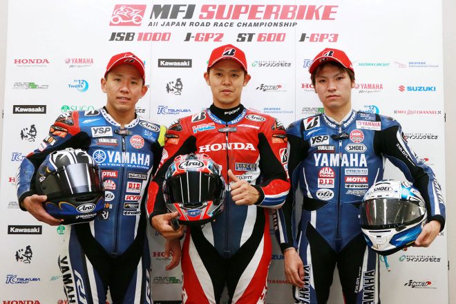 表彰台に登った高橋巧（中）、中須賀克行（左）、野左根航汰（右）