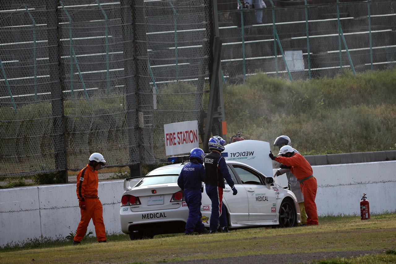 スタート直後、白煙を上げたホンダ・シビック・タイプRのメディカルカー