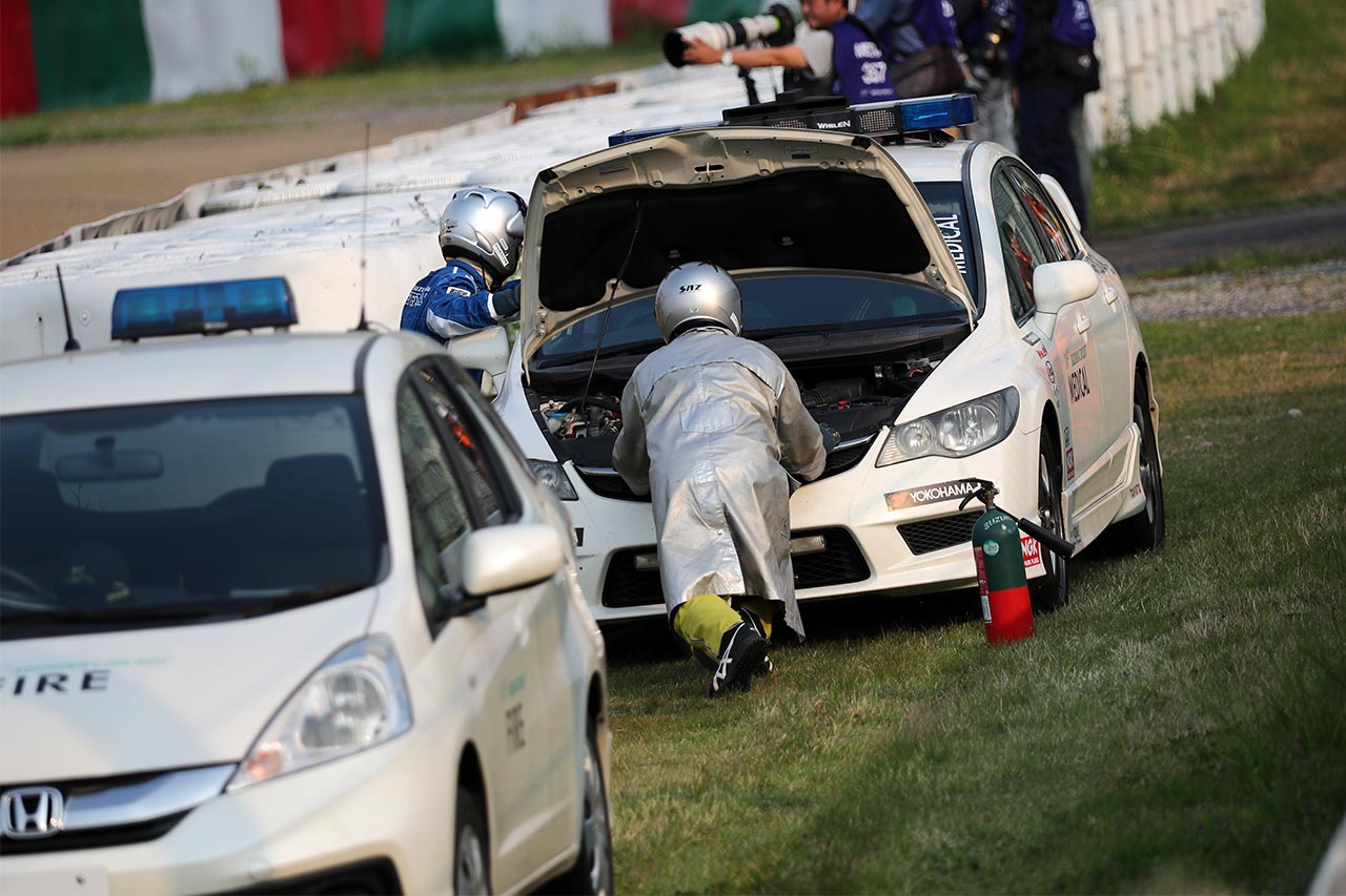 スタート直後、白煙を上げたホンダ・シビック・タイプRのメディカルカー