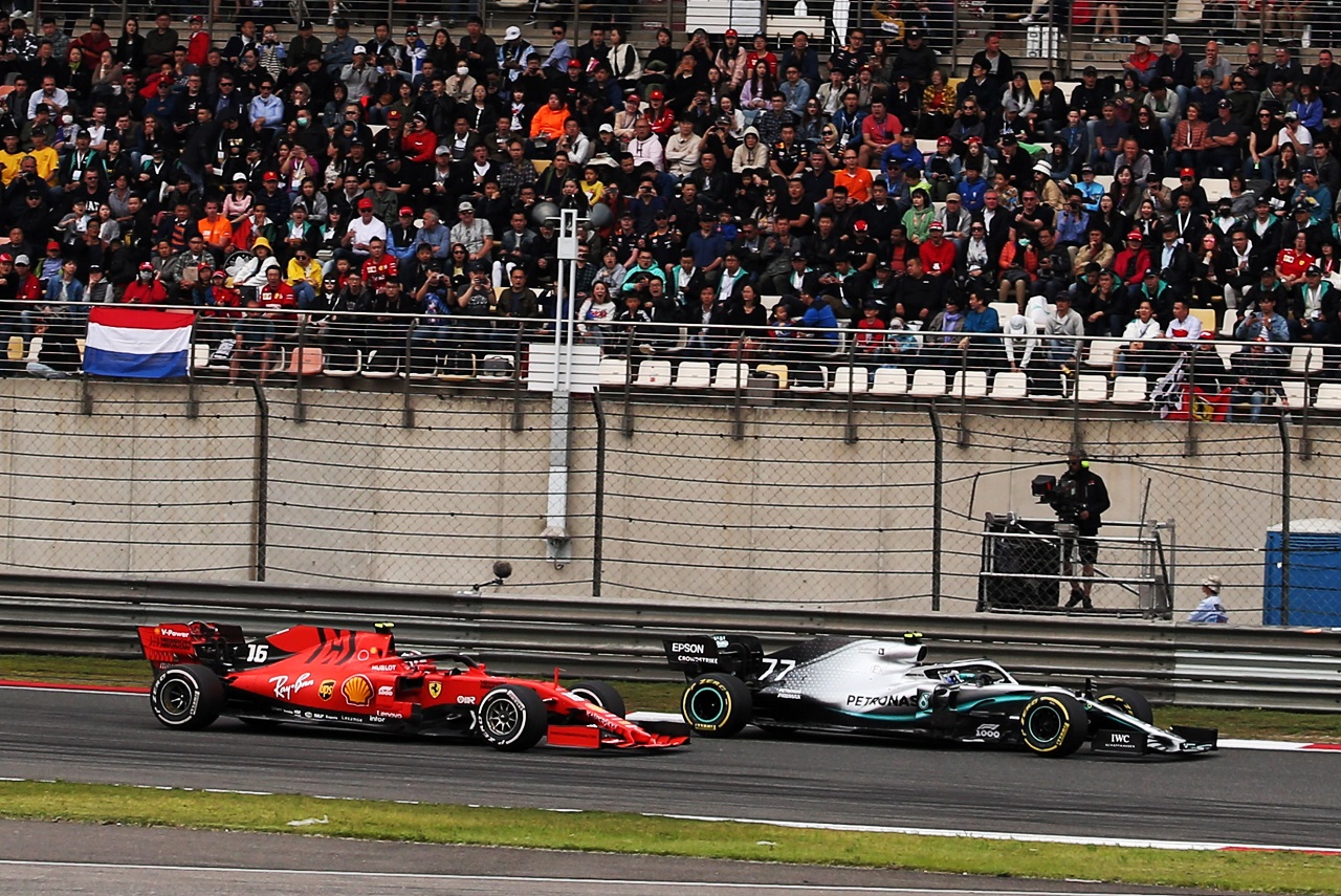 2019年F1第3戦中国GP　シャルル・ルクレール（フェラーリ）とバルテリ・ボッタス（メルセデス）