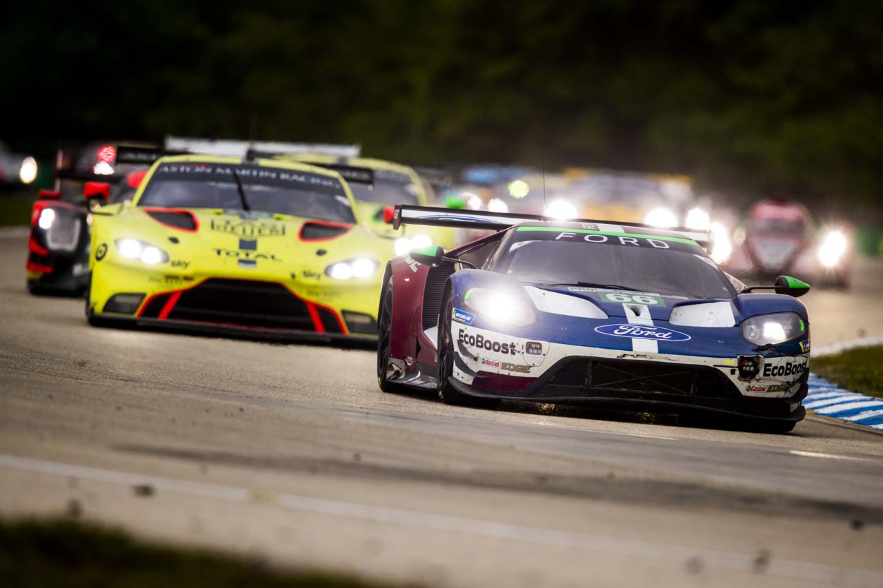 WECのLM-GTEプロクラスで争うフォードGTとアストンマーティン・バンテージAMR