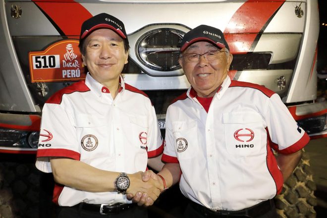 引退を決めた菅原義正（右）と日野自動車の下義生社長（左）