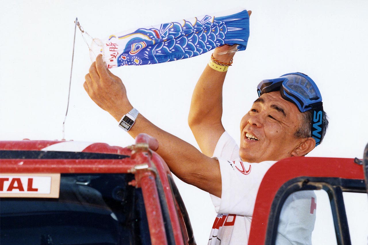 1997年ダカールでトレードマークである鯉のぼりを掲げる菅原義正