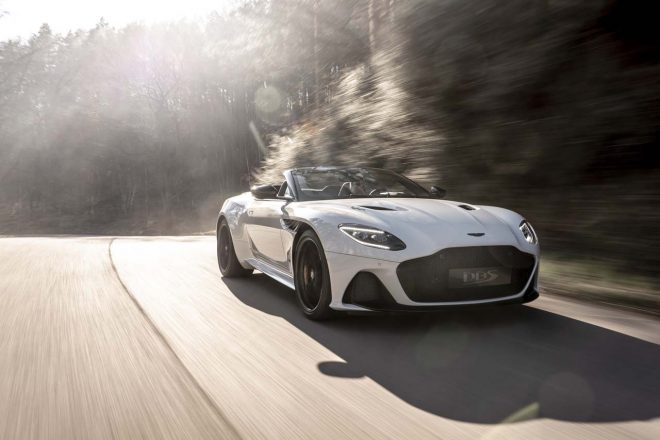 DBSスーパーレッジェーラ ボランテはアストンマーティン旗艦モデルのオープンモデル