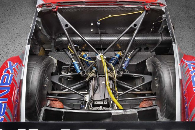 トランスアクスルが締結されるフューエルコンテナが剛性を受け持つ。2シーターだから実現できた構造